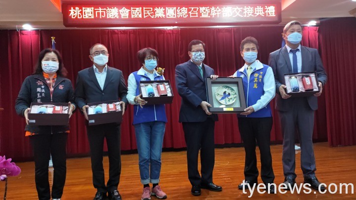 市長鄭文燦(右3)致贈紀念品予國民黨團新任總召及幹部。圖：國民黨團提供