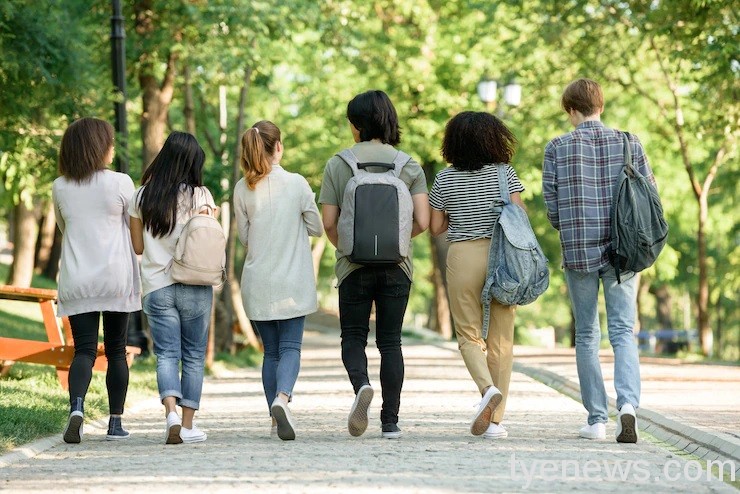 高鐵暑假加開大學生5折優惠 明20日起開始售票 multiethnic group young students 171337 13425