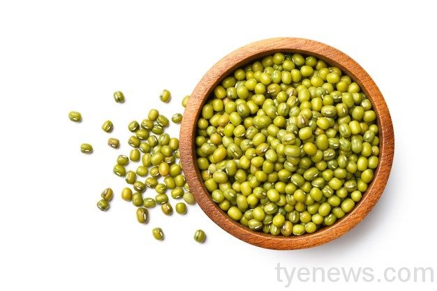 長期戴口罩讓膚質變差嗎?三種養顏湯保養肌膚 mung beans wooden bowl isolated white 252965 147