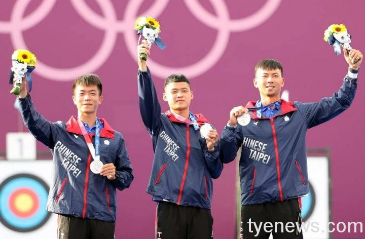 射箭男子團體(左起)鄧宇成、湯智鈞、魏均珩奪得銀牌。圖:截自體育署官網 射箭男子團體(左起)鄧宇成、湯智鈞、魏均珩奪得銀牌。圖:截自體育署官網