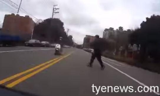 【有片】男不走斑馬線穿越道路遭撞 嗆聲騎士不賠償法院見 news 92ef9aaa2c39411eb808762bbdb743e8