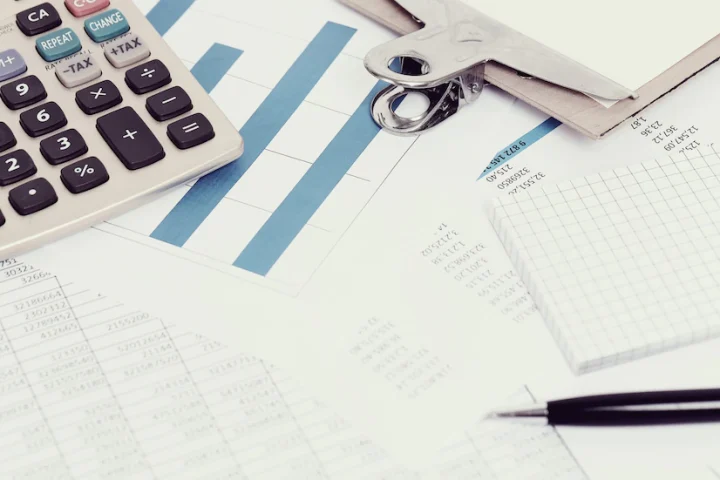 房屋出租特定族群 享個人綜合所得稅減免優惠 office with documents money accounts 144627 33564 scaled 1