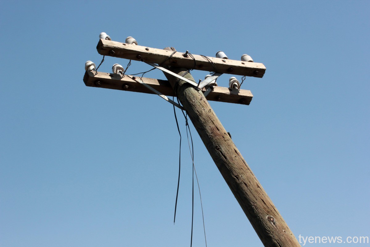 此電線桿非「當事桿」!男子為保險金製造假車禍獲判無罪 old wooden electric pole