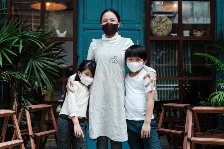 對抗Omicron!港專家建議戴二個口罩增強保護力 專家建議,可以直接戴2個醫療用口罩,或是只戴1個布口罩再加1個醫療用口罩。示意圖:截自Pexels