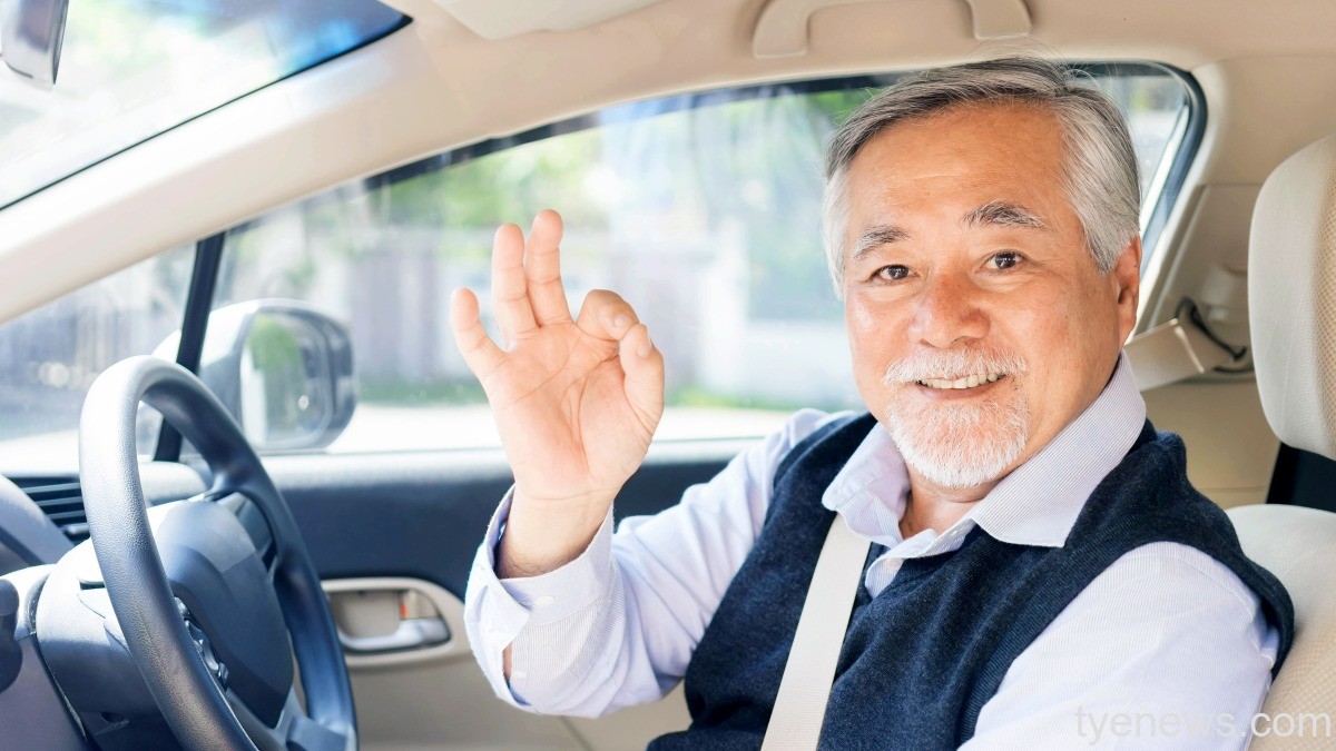 桃園監理站辦理高齡駕駛換照 明大園區提供一站式服務 portrait smiling asian senior man old man elderly man driving car
