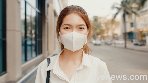 長期戴口罩讓膚質變差嗎?三種養顏湯保養肌膚 successful young asian businesswoman fashion office clothes wearing medical face mask smiling street 7861 2925