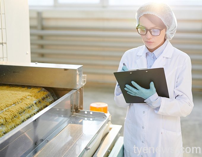食品業者應保存材料紀錄 保障消費者權益 woman working factory sunlight