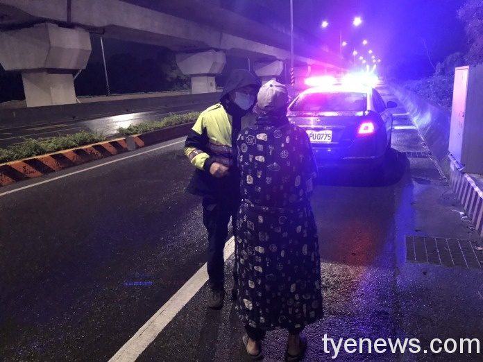 迷途翁遇巡警高喊「不要抓我」 大崙所暖警協助返家 wp 1611375396168