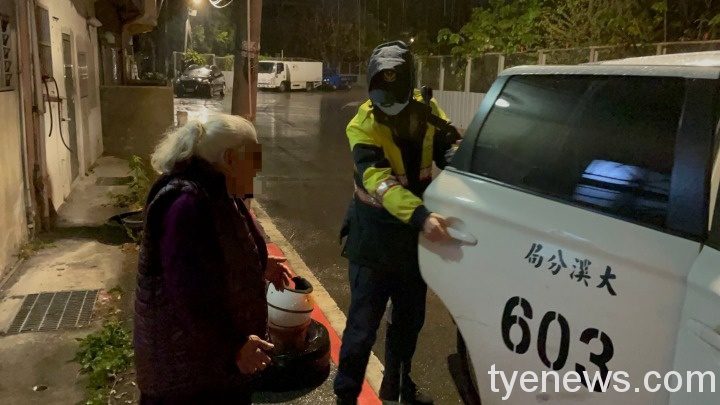 86歲老婦雨中迷途 中新派出所胡藤耀機警協助返家 wp 1613020893588