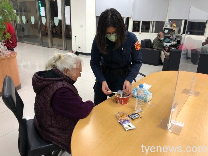 86歲老婦雨中迷途 中新派出所胡藤耀機警協助返家 wp 1613020893607