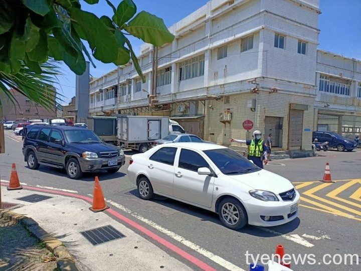 三級未解封竹圍漁港湧人潮 大園警加強疏導 wp 1625285752223