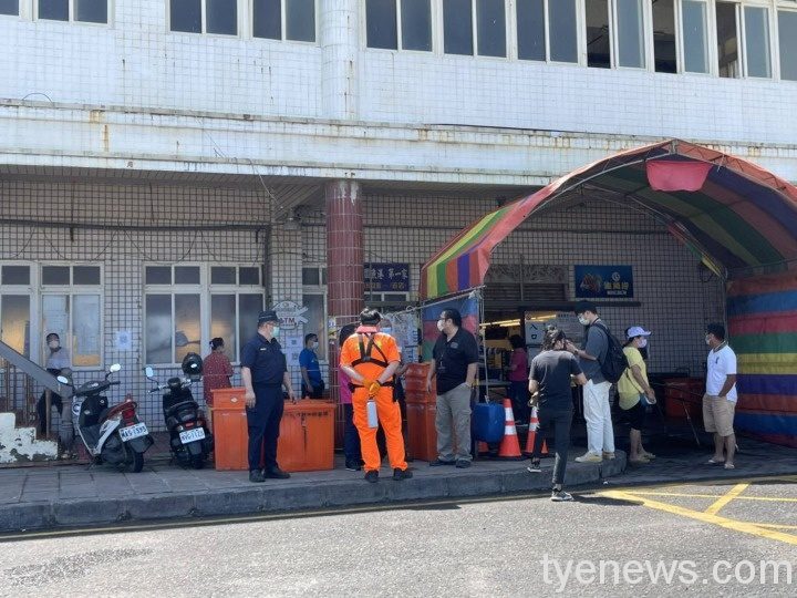 三級未解封竹圍漁港湧人潮 大園警加強疏導 wp 1625285752226