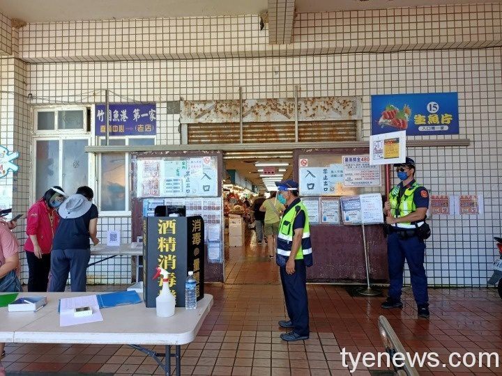 三級未解封竹圍漁港湧人潮 大園警加強疏導 wp 1625285752229
