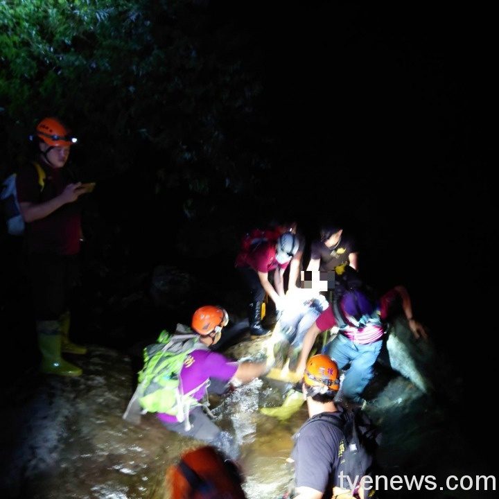 【有片】女子體力不支受困山區 大溪警消聯手救援 wp 1625290785235