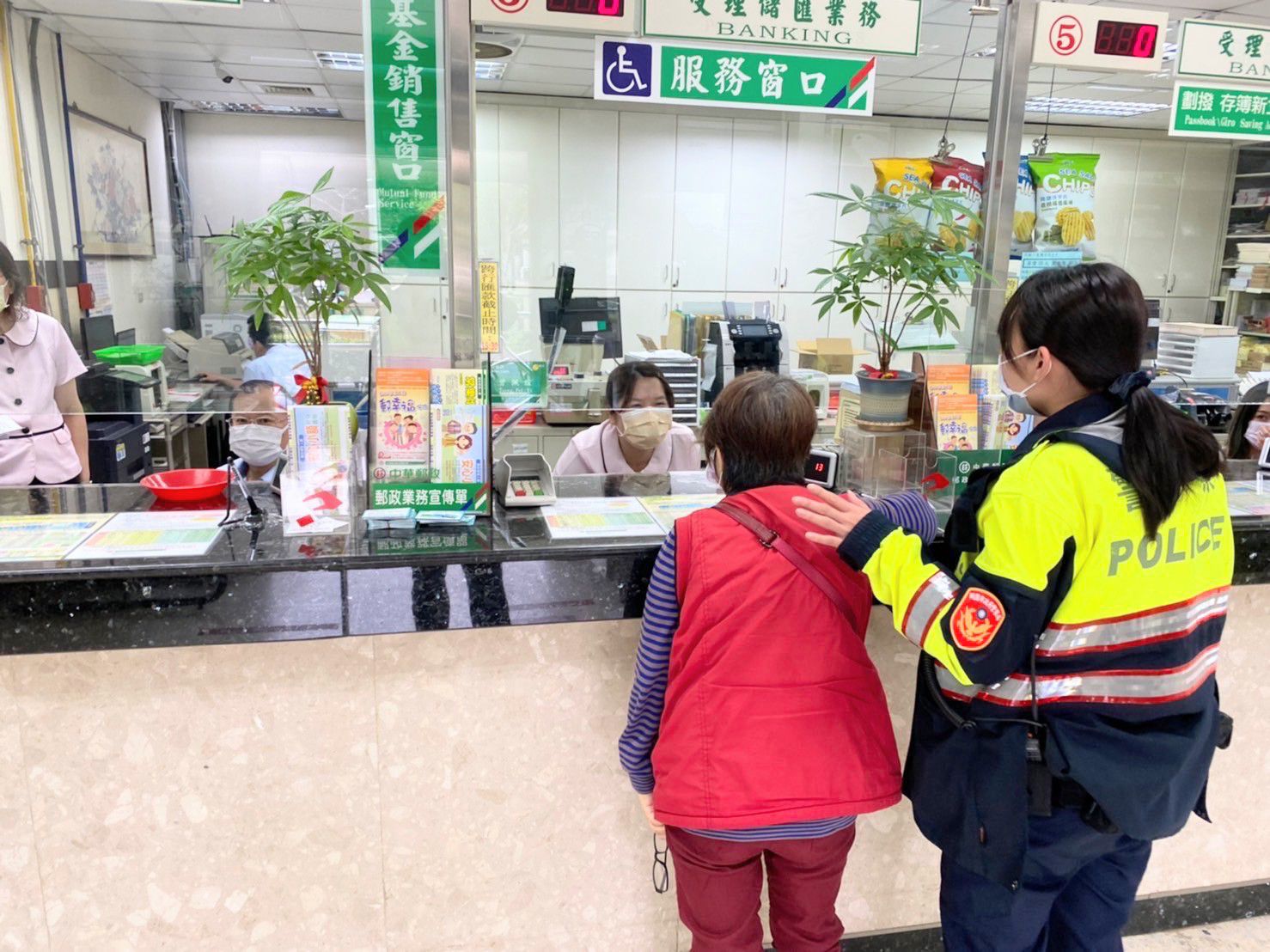 婦人誤認「真愛」假醫師卻只要真鈔 平鎮警即時阻詐 wp 1651893959630.