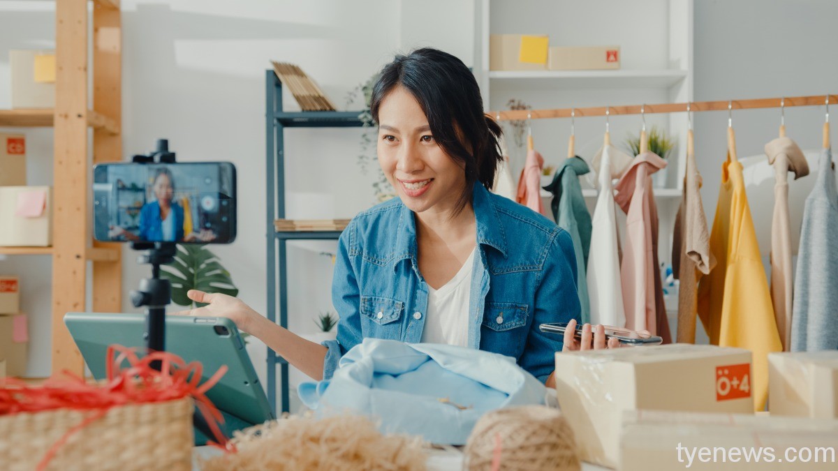 有人氣又好賺?一窺網紅不為人知的辛酸 young asian lady fashion designer using mobile phone receiving purchase order show clothes live streaming