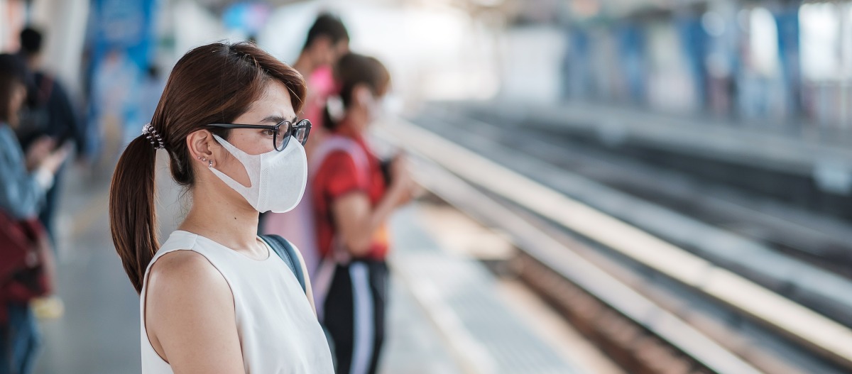 首例本土Omicron BA.5社區個案 20多歲女性二次確診 young asian woman wearing protection mask against novel coronavirus 2019 ncov wuhan coronavirus public train station is contagious virus that causes respiratory infection healthcare concept 1