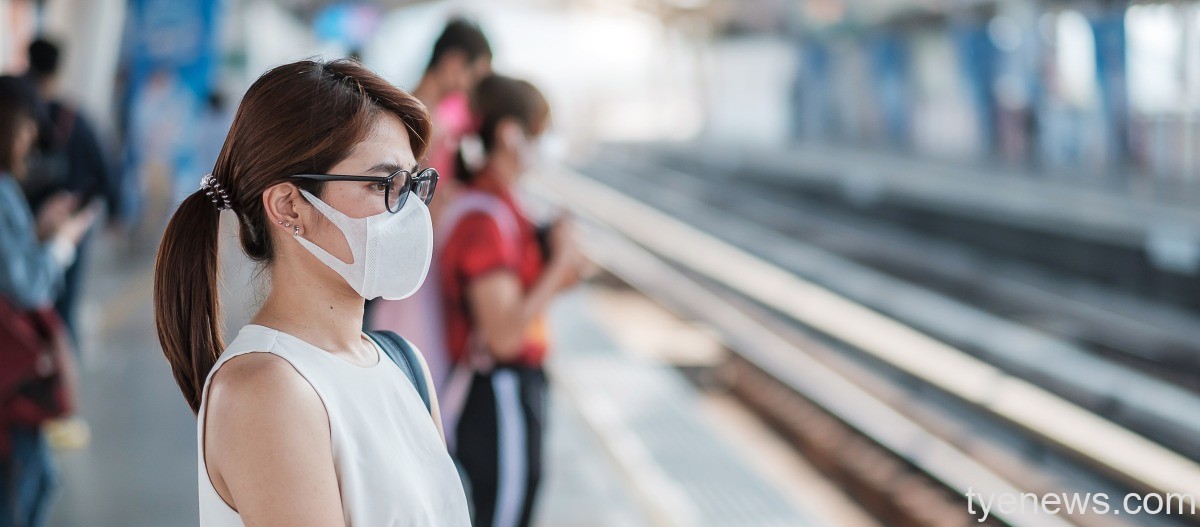 台鐵雙十連假再加開18列次 訂票詳情曝 young asian woman wearing protection mask against novel coronavirus 2019 ncov wuhan coronavirus public train station is contagious virus that causes respiratory infection healthcare concept 2