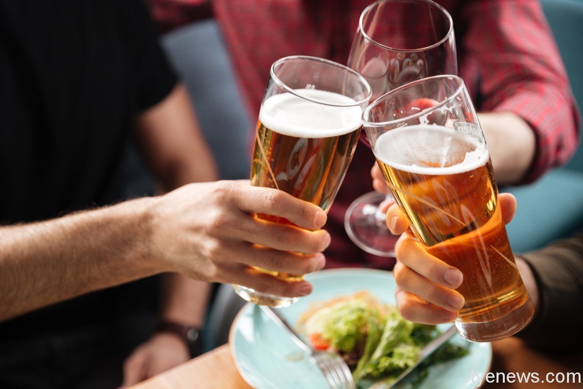 酒駕新法上路!桃園市公告2名酒駕累犯姓名及照片 young friends sitting cafe while drinking alcohol