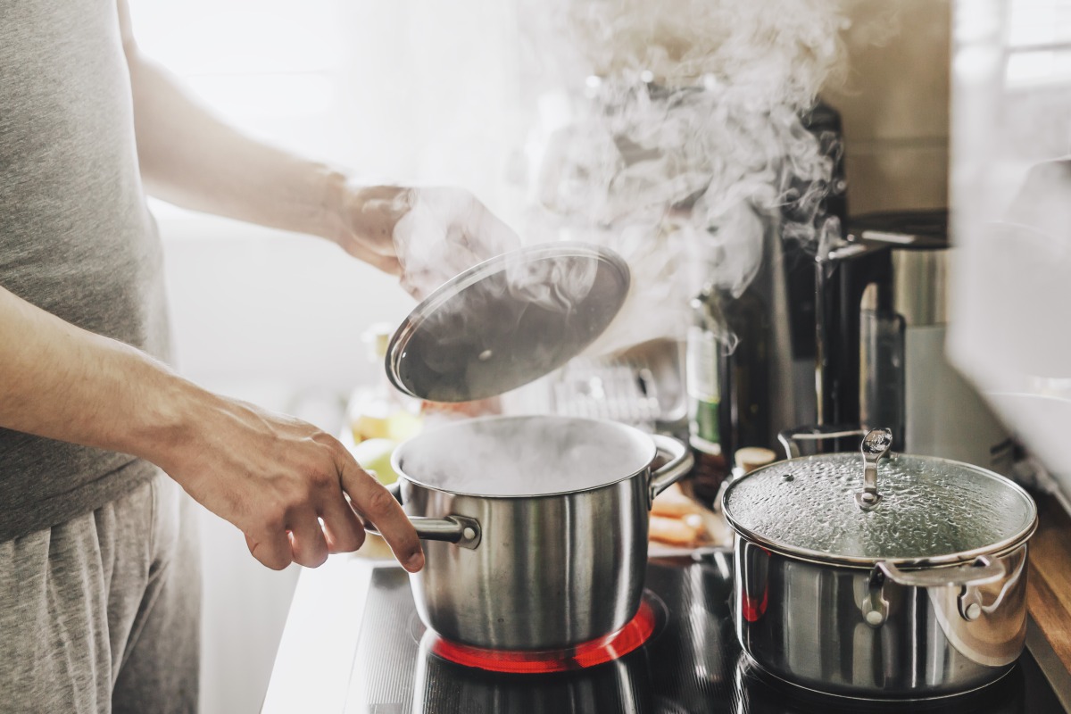 桃園勞動局開辦移工學苑 免費學中英會話、台灣小吃烹飪 young man cooking fresh food home opening lid steaming pot