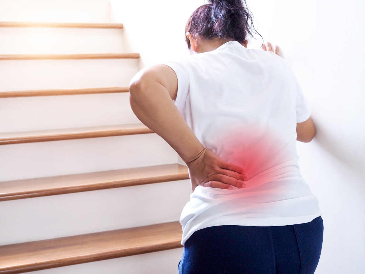 骨質疏鬆非老年人專利 快學會3招「存骨本」 young thai asian woman suffering low back pain waist lumbar pain when walking up stairs