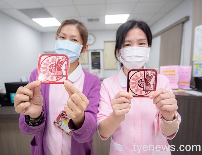 「春回大地」平安福袋，以正方形斗方「發」及「8隻小牛」守歲圍爐的剪紙圖像，刻劃除夕夜全家齊聚團圓，蘊含祝福桃園「牛年大吉」。 1