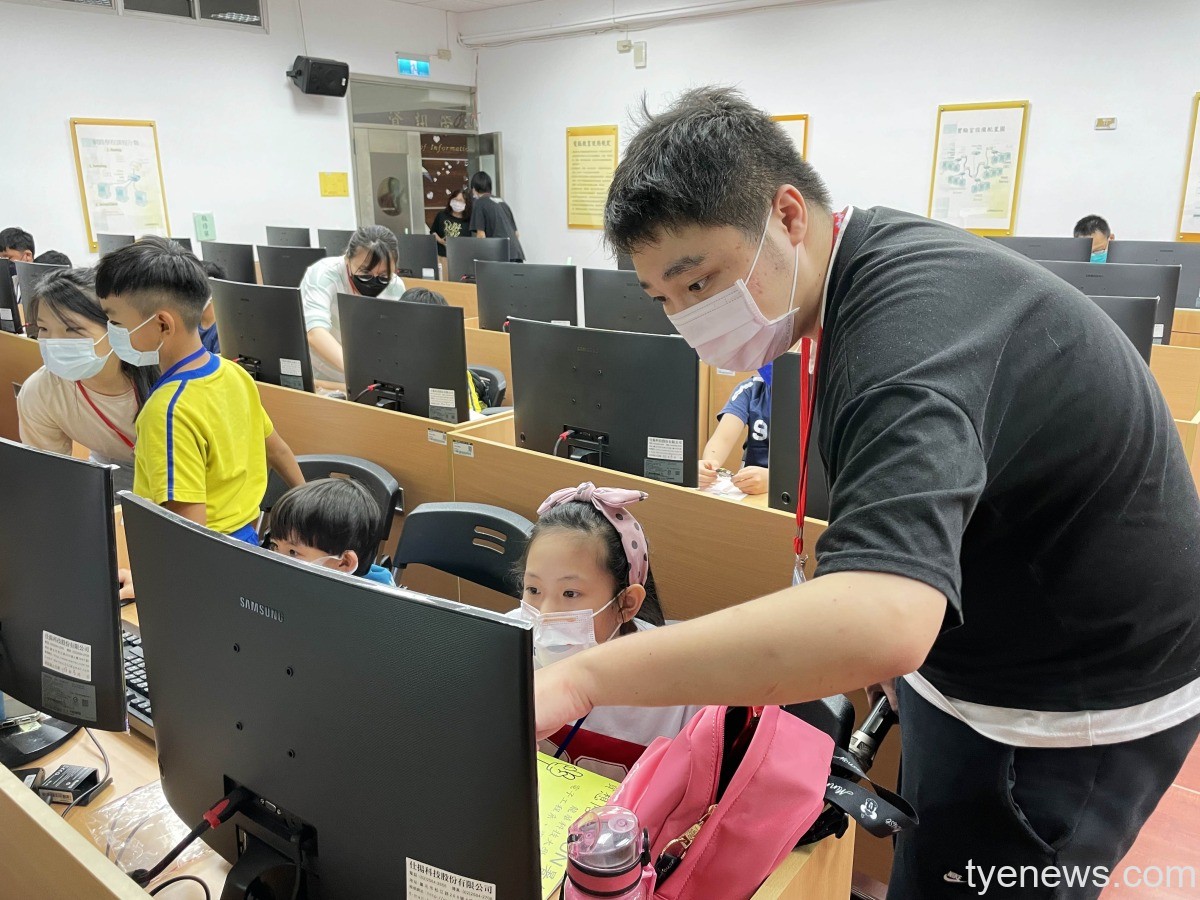 龍華科大「資想陪你FUN暑假」培育學童資訊萌芽發展潛能 「資想陪你FUN暑假」 龍華科大培育學童資訊萌芽發展潛能 1