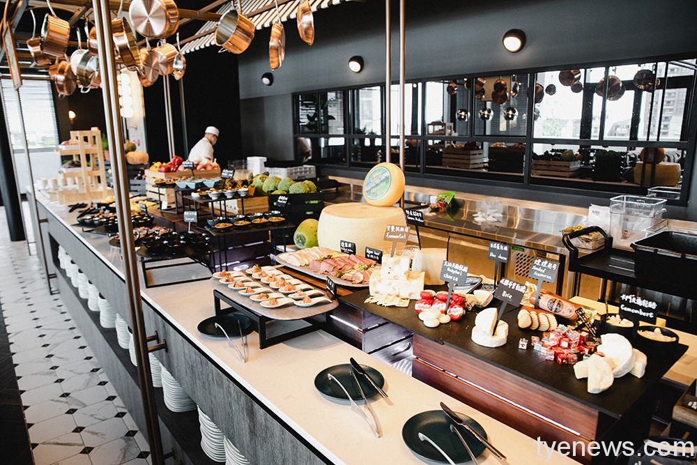 和逸飯店桃園館推暑期優惠 享碼頭市集風自助百匯 【COZZI Blu和逸飯店‧桃園館】預訂「逸起來七桃 · 7月旅遊補助Flash Sale」快閃住房再送Cozzi Market逸‧市集Buffet晚餐 1