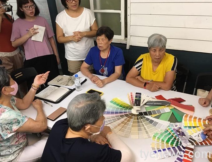 中原大學師生走訪全台十處眷村 以「色彩」主題研究文化 中原景觀系副教授劉為光帶領團隊至桃園龜山憲光二村與原住戶們進行眷村色彩調查
