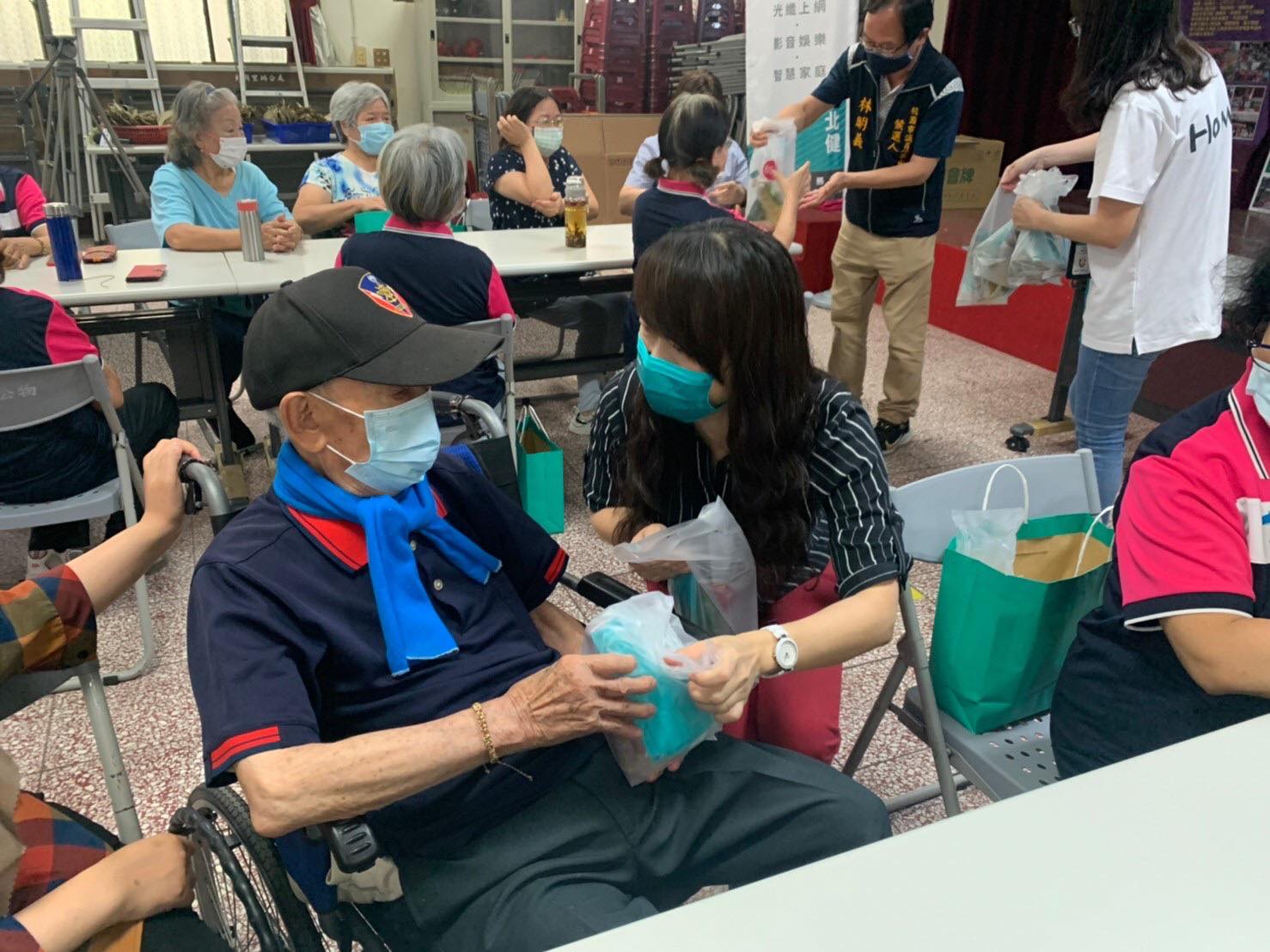 中嘉寬頻｜北健 總經理 許巧妮致贈端午節小禮感謝百歲人瑞熱情參與活動