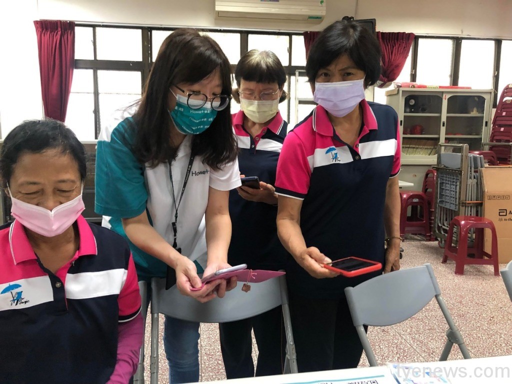 中嘉寬頻｜北健工作人員協助民眾跟著課程一起操作手機頁面
