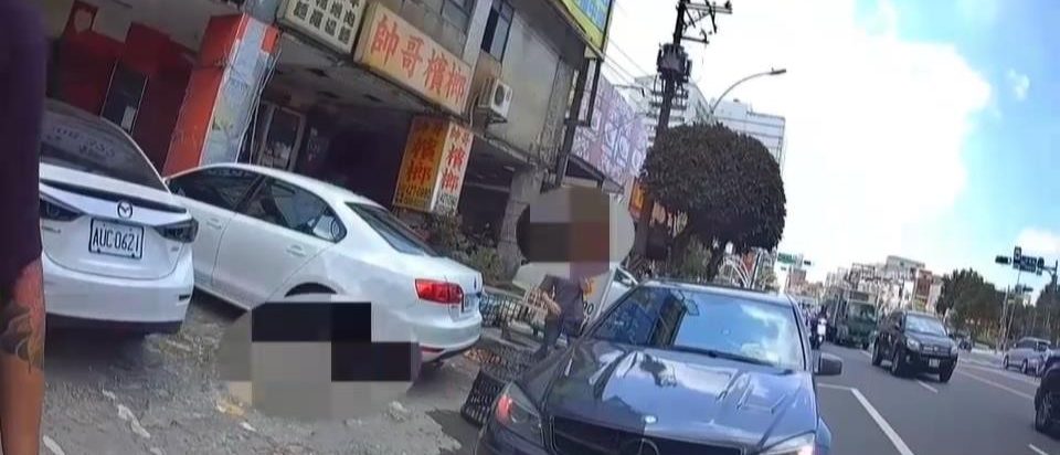 【有片】保險業務疑停車占用私人土地 刺青男怒擋車報警 中壢分局 e1658380234675