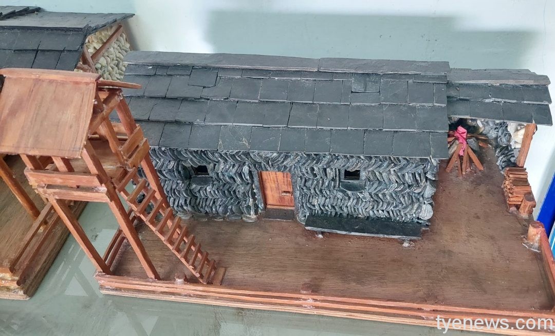 布農族文化藝術講座 暑假玉山南安遊客中心登場 何成忠村長 創作作品石板屋模型