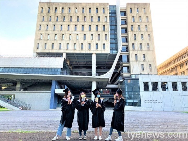 元智大學畢業典禮 徐旭東線上期勉畢業生 審時度勢迎向挑戰 元智大學管理學院畢業生三五好友於校園內拍攝畢業照留念 4