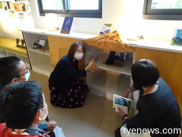 元智大學「桃園文化廊道」USR計畫 進駐桃園北區客家館 元智大學通識教學部主任梁家祺為竹霄社區的夥伴們講解展覽中的微型地景。 1