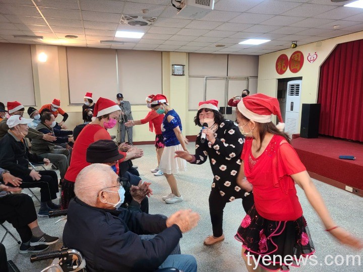 桃園榮家住民慶耶誕 志工渾身解數討歡心 八德樂齡夥伴帶住民進行律動健康操