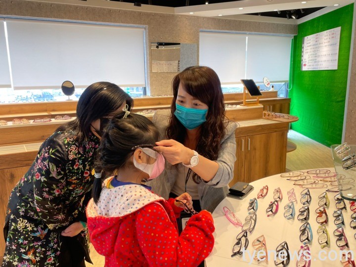 中嘉寬頻號召免費配眼鏡 助弱勢童「大開眼界」 北健總經理許巧妮右幫學童挑眼鏡 3