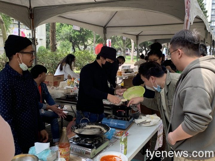 元智大學舉辦異國市集與浪浪義賣 了解種族文化給予愛 印尼同學自製當地食物1 2