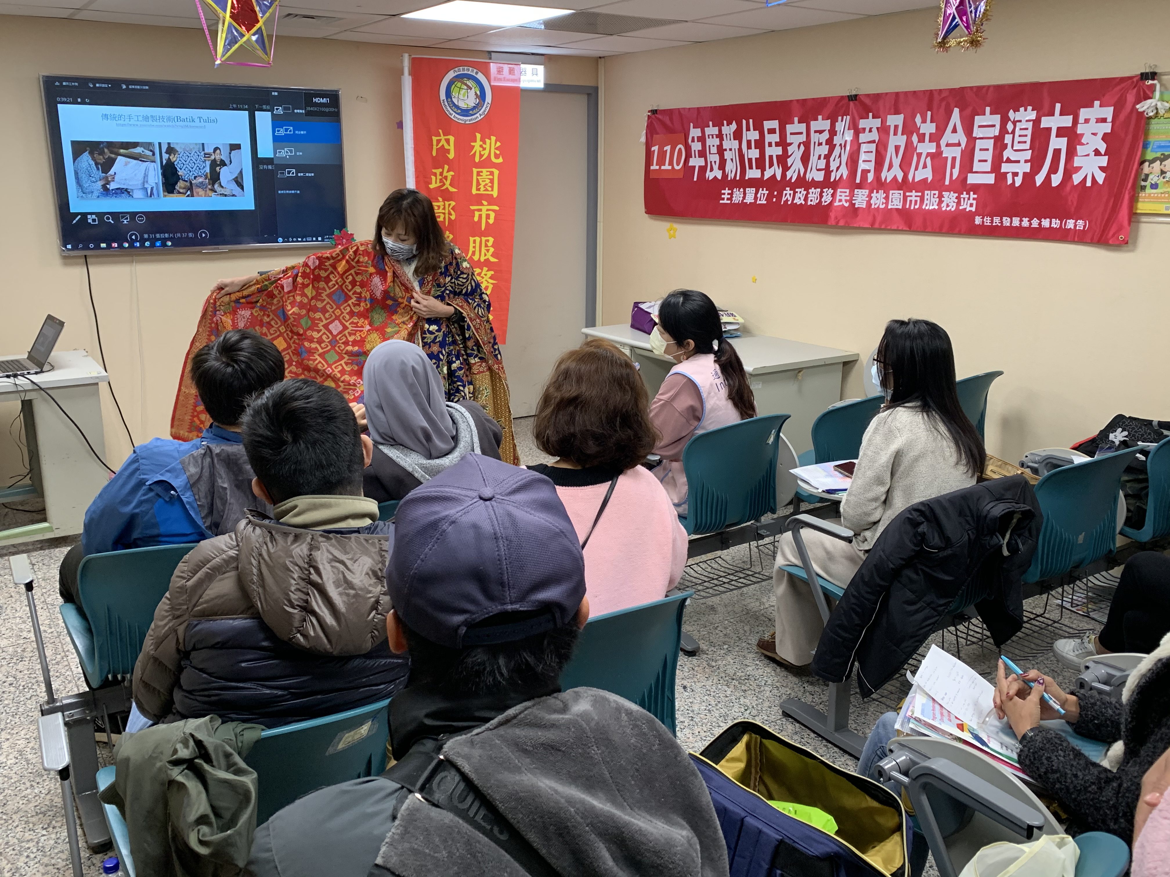 移民署桃市服務站邀印尼新住民-官美連 分享來臺心路歷程 印尼新住民官美連女士向學員介紹印尼國寶工藝Batik