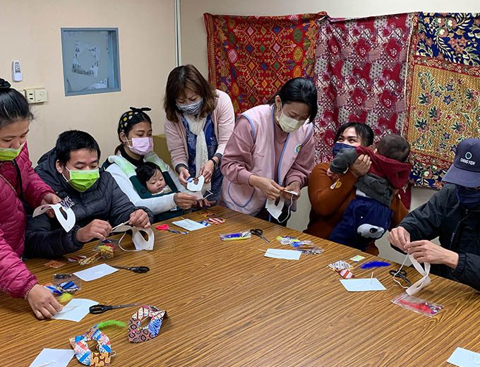 移民署桃市服務站邀印尼新住民-官美連 分享來臺心路歷程 印尼新住民官美連女士左4教導學員製作蠟染面具