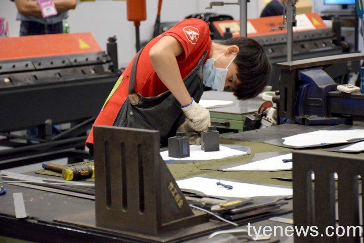 桃竹苗分署培訓119名選手出征全國技能競賽 角逐69職類金銀銅 去年全國技能競賽鈑金職類決賽畫面