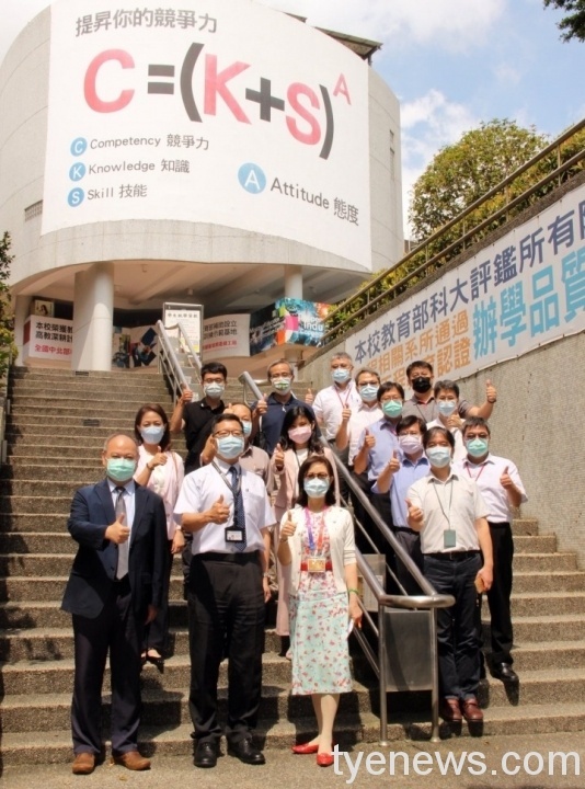 台積電團隊參訪龍華科大 盼攜手深化人才培育、產學合作 台積電主管率隊參訪龍華科大 深化人才培育及產學合作 4 scaled 1