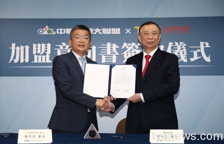 台鋼集團加盟中華職棒意向書簽約儀式左：中華職棒大聯盟蔡其昌會長；右：台灣鋼鐵集團謝裕民會長）