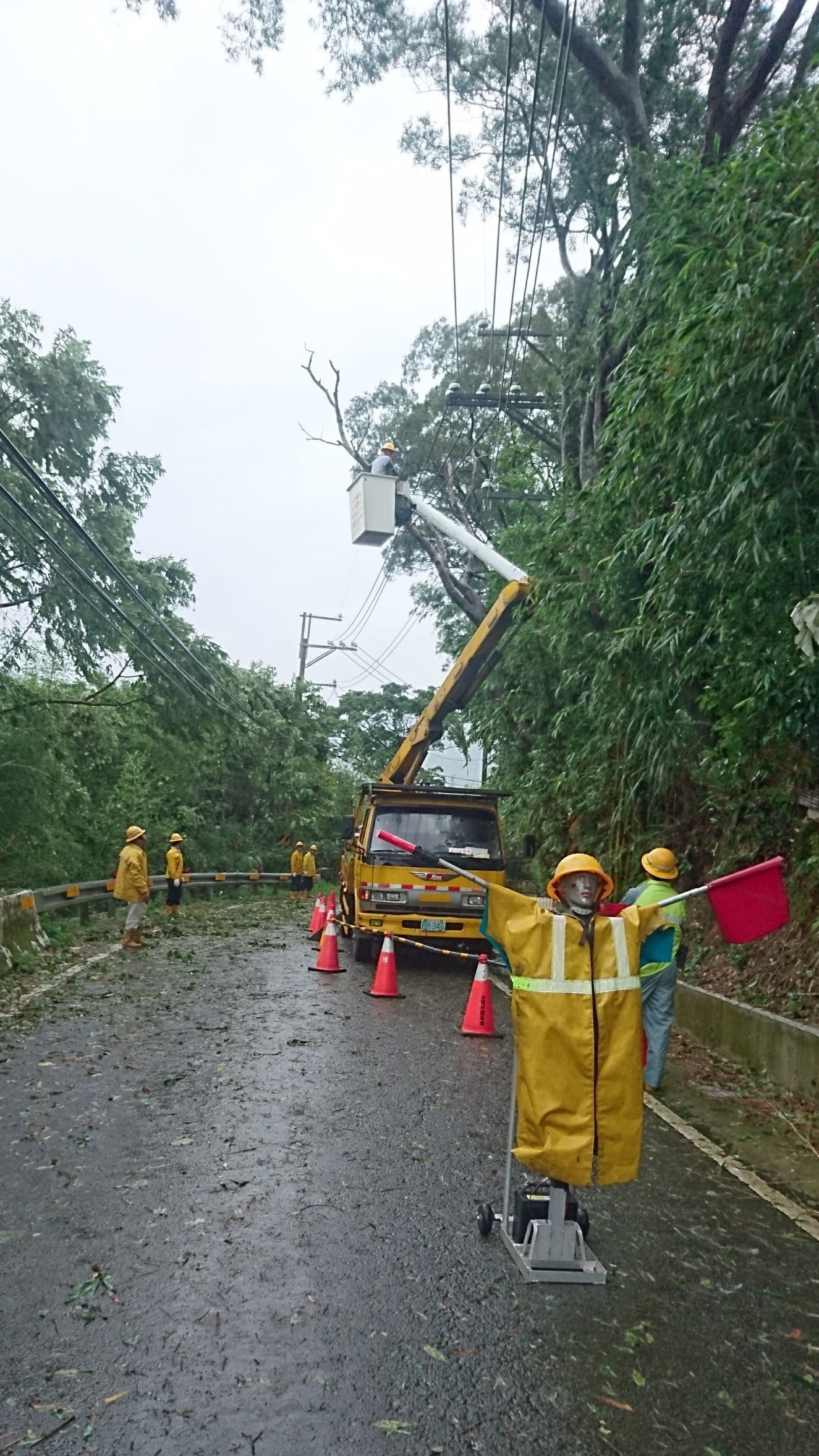 颱風季將至 台電桃營業處籲民眾檢視招牌做防颱準備 台電