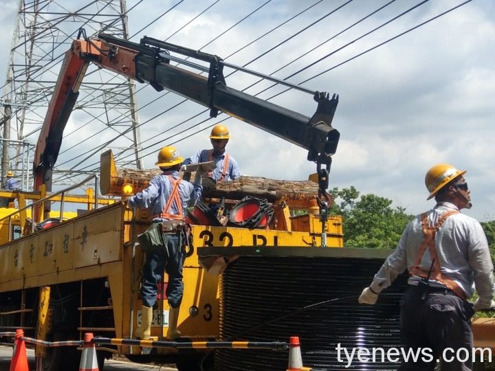 台電自2018年啟動配電系統強韌計畫，推動線路設備更新汰換，並引入變壓器負載監測與故障顯示器等新科技設備