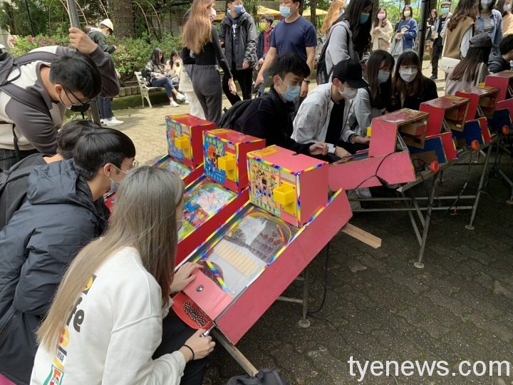 元智大學兒童節公益市集 夜市小遊戲重返童心 同學們回味童年時打彈珠的樂趣 2