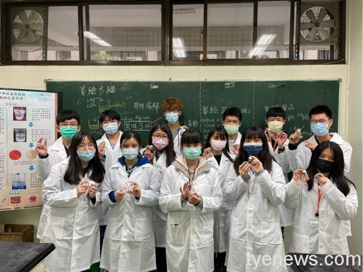 元智大「全國高中化學化工創意科學營」吸引各地學生參與 同學們拿著自己製作的隱形眼鏡