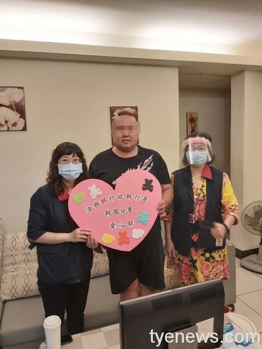 桃園分署疫情期間送暖,6日由愛心社成員前往桃園區及龜山區,關懷罹癌即將動手術的義務人以及經濟弱勢的家庭。圖:桃園分署提供 桃園分署疫情期間送暖,6日由愛心社成員前往桃園區及龜山區,關懷罹癌即將動手術的義務人以及經濟弱勢的家庭。圖:桃園分署提供
