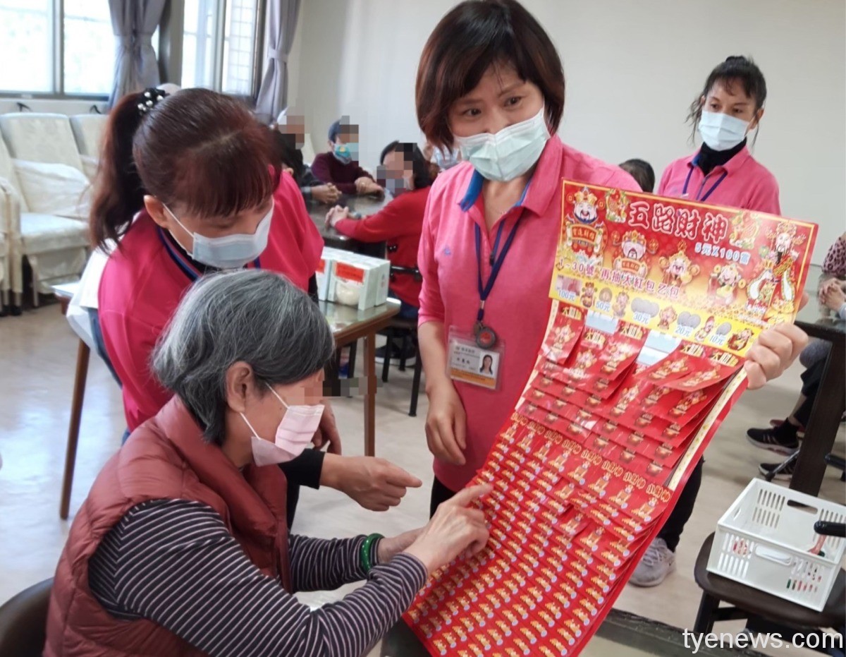 北榮桃分院樂齡園遊會 阿公阿嬤搶玩抽抽樂試手氣 回味古早抽抽樂遊戲