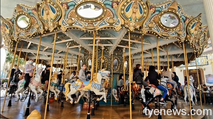 園區內最受情侶歡迎的3大遊樂設施，首選溫馨浪漫的「旋轉木馬」。圖 六福村提供